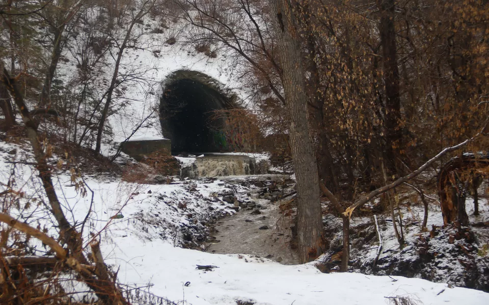 Уже подмораживает: как выглядит Пивоварский водопад в ноябре. Фото