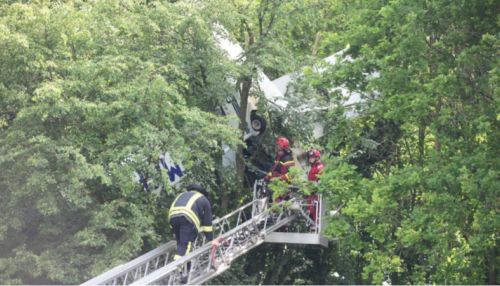 В Германии самолет с людьми застрял в кроне деревьев