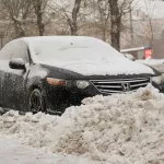 В Барнауле эвакуируют мешающие уборке снега автомобили
