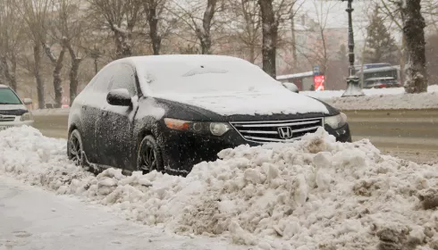 В Барнауле эвакуируют мешающие уборке снега автомобили