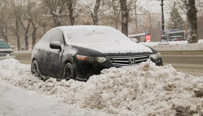 В Барнауле эвакуируют мешающие уборке снега автомобили