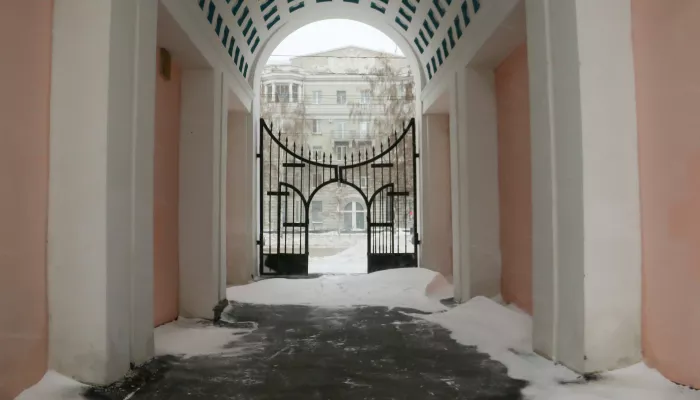 В Барнауле прошел мощный снегопад и укрыл город плотным слоем снега. Фото