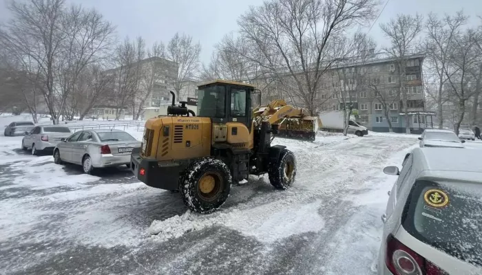 В Барнауле усилили работу по очистке придомовых территорий и межквартальных проездов