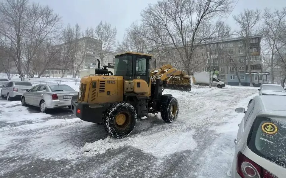 В Барнауле усилили работу по очистке придомовых территорий и межквартальных проездов