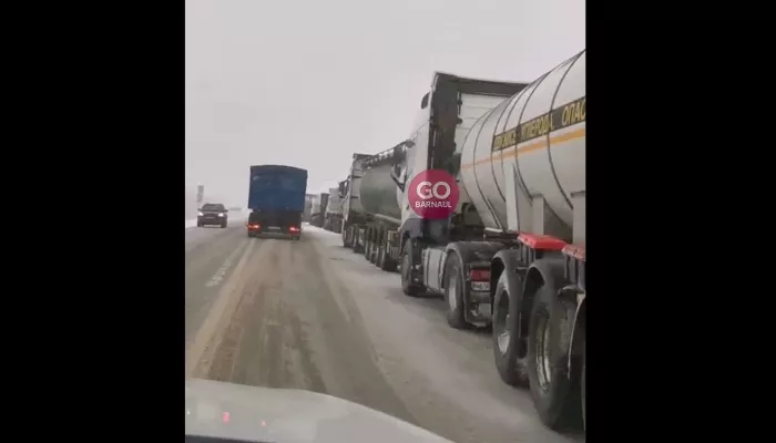 На трассе Бийск – Барнаул собралась огромная пробка из фур. Видео