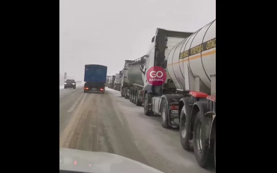 На трассе Бийск Барнаул собралась огромная пробка из фур. Видео