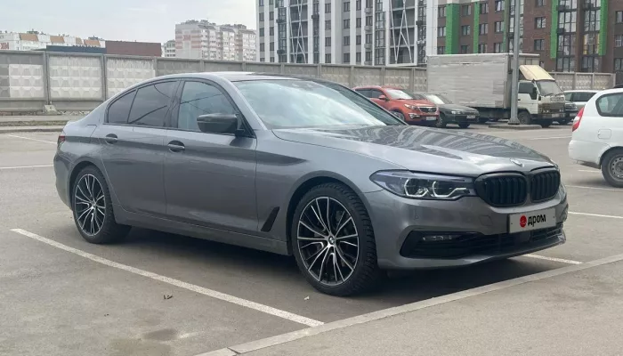 Прокачанный BMW с антихромом продают за 4 млн рублей в Барнауле. Фото