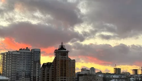Сказочный закат окрасил небо над Барнаулом в яркие цвета. Фото