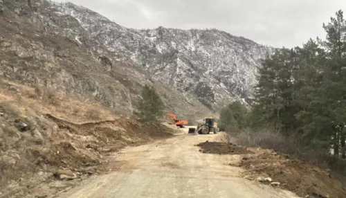 Дорогу в отдаленные села ремонтируют в Чемальском районе Республики Алтай