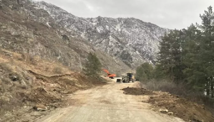 Дорогу в отдаленные села ремонтируют в Чемальском районе Республики Алтай