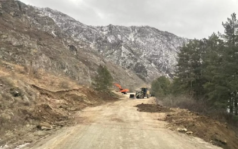 Дорогу в отдаленные села ремонтируют в Чемальском районе Республики Алтай