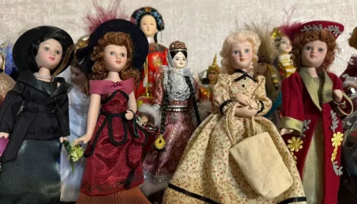 Мэр Горно-Алтайска Ольга Сафронова показала свою коллекцию кукол. Фото