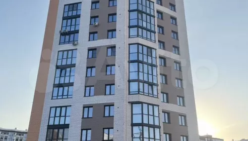 Квартиру в доме с вкусным фаcадом продают за 7 млн рублей в Барнауле. Фото