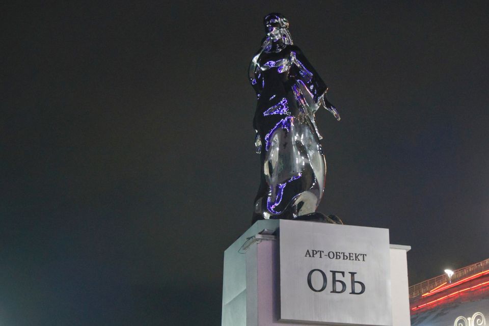 Девушка-Обь на набережной Барнаула