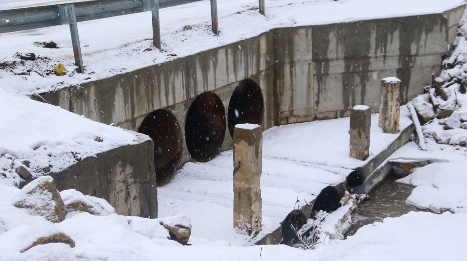 Переправа через Пивоварку у здания по ул. Силикатной, 20 и ее окрестности. Ноябрь 2025 года