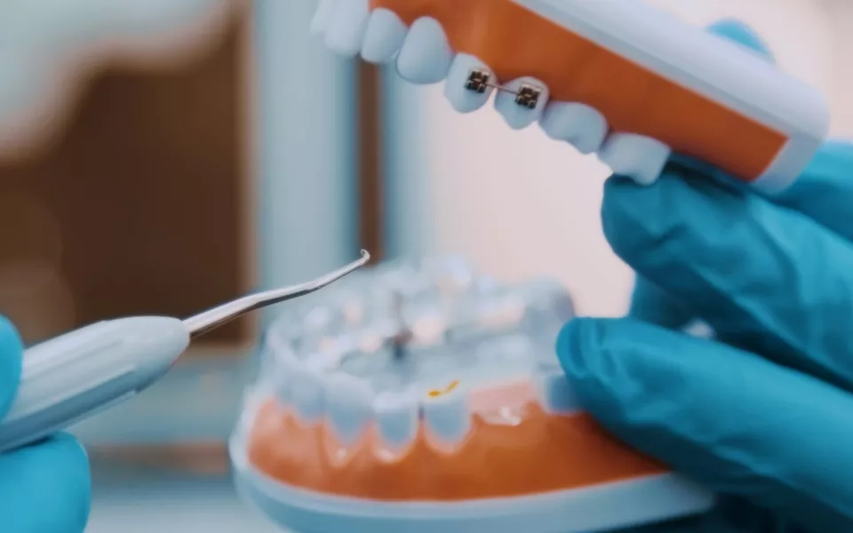 Четырехлетняя девочка умерла после лечения 18 зубов за раз под наркозом