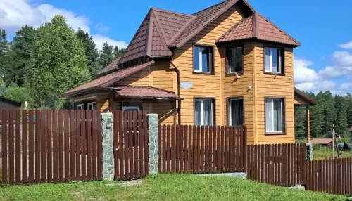 Дом с шикарным видом на гору Салоп продают в Республике Алтай за 22 млн рублей. Фото