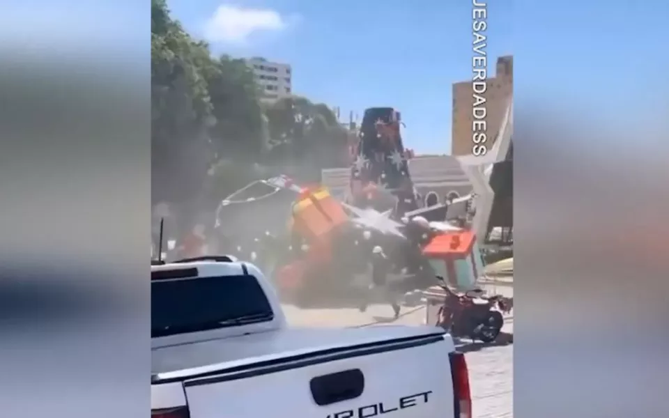 23-метровая рождественская ель насмерть придавила рабочего