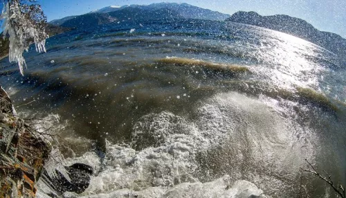 На Телецком озере запечатлели, как волна красиво разбивается о скалистый берег. Фото