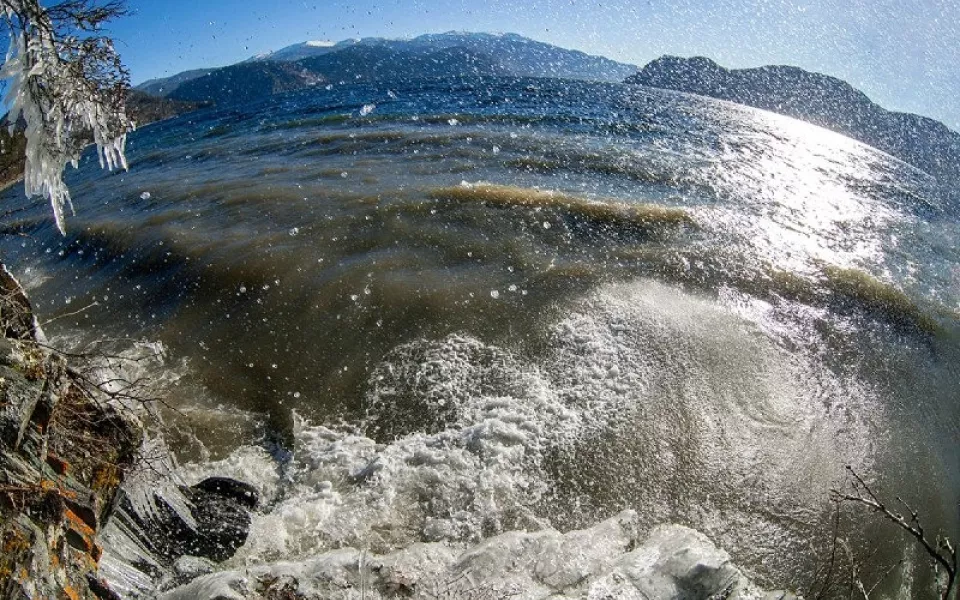 На Телецком озере запечатлели, как волна красиво разбивается о скалистый берег. Фото