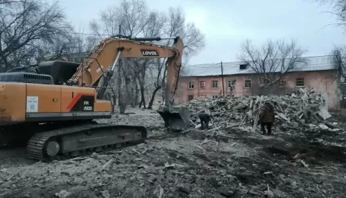 Аварийная двухэтажка на Ярных в Барнауле пошла под снос