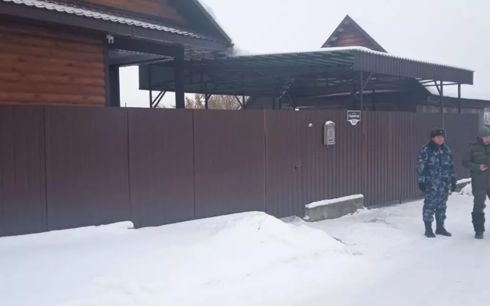 Дело беглого рецидивиста о стрельбе по оперативникам в Барнауле передали в суд