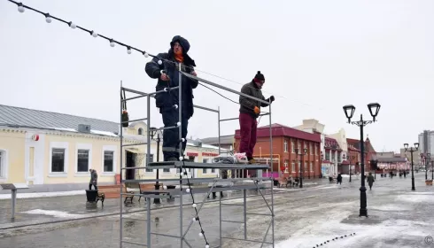 Огромный кокошник и патриотичная елка: в Барнауле начали готовить новогодний городок