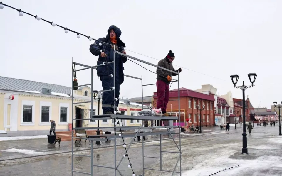 Огромный кокошник и патриотичная елка: в Барнауле начали готовить новогодний городок