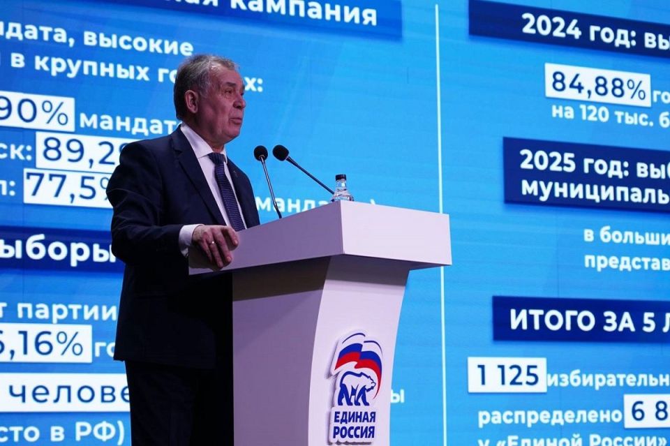 Секретарь регионального отделения партии "Единая Россия", председатель Алтайского краевого Законодательного Собрания Александр Романенко