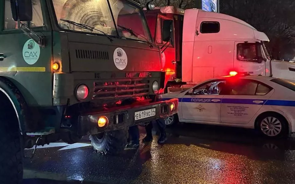 В Новосибирске юную девушку насмерть сбил КамАЗ  мать не пустили к телу. Фото