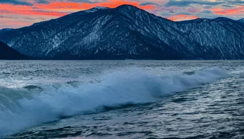 Неуловимая красота: на Телецком озере запечатлели яркие краски заката. Фото