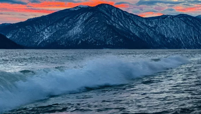 Неуловимая красота: на Телецком озере запечатлели яркие краски заката. Фото