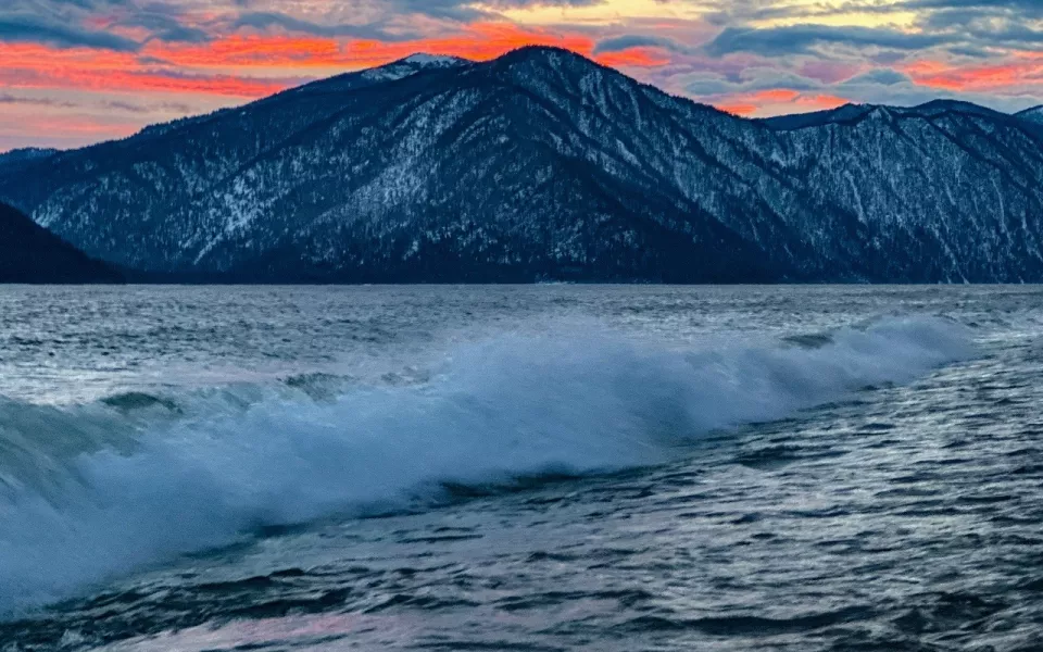 Неуловимая красота: на Телецком озере запечатлели яркие краски заката. Фото