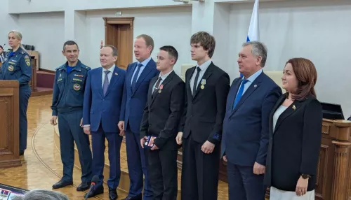 Двух подростков Алтайского края наградили за спасение людей в пожаре и на воде