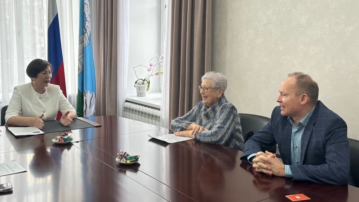 Встреча по поводу памятной таблички на улице Христенко