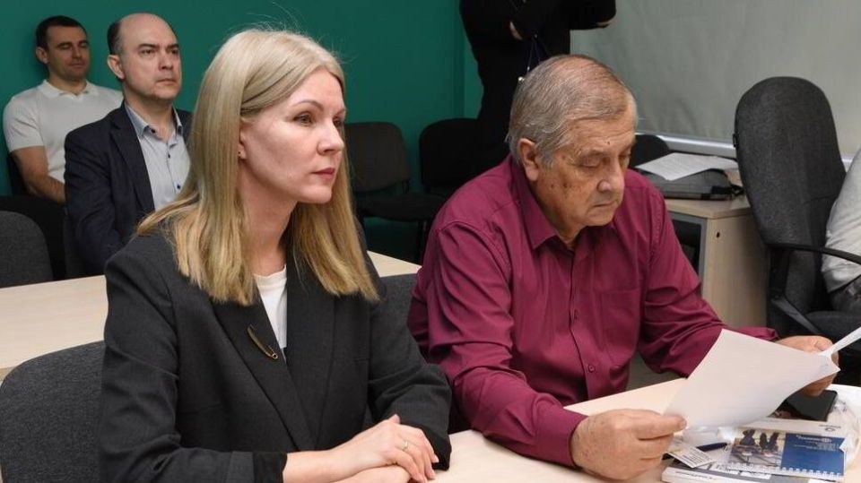 Александра Захарова (слева)