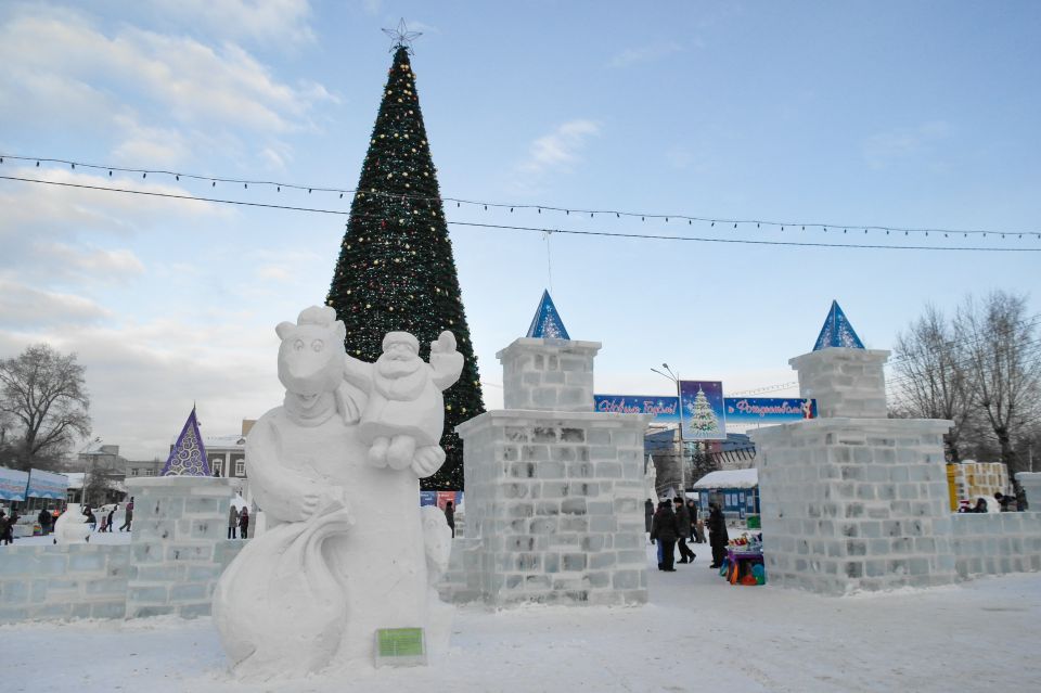 Елка и новогодний городок на площади Свободы в Барнауле 