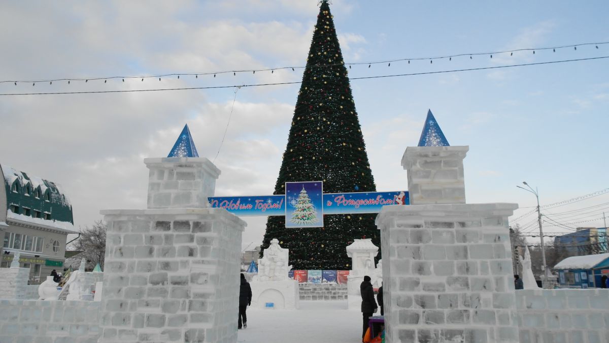 Елка и новогодний городок на площади Свободы в Барнауле 