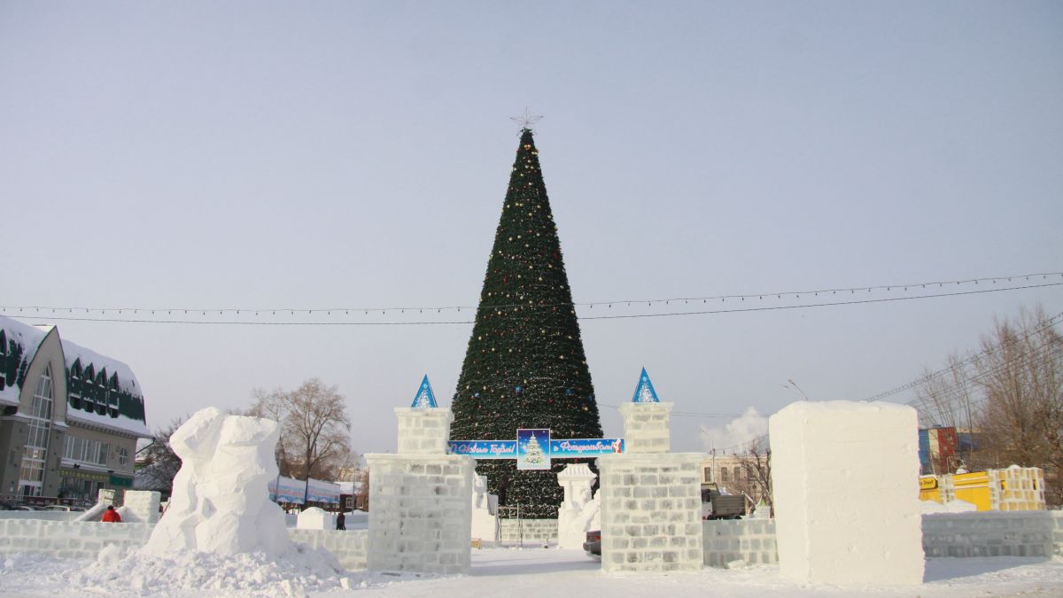 Елка и новогодний городок на площади Свободы в Барнауле 
