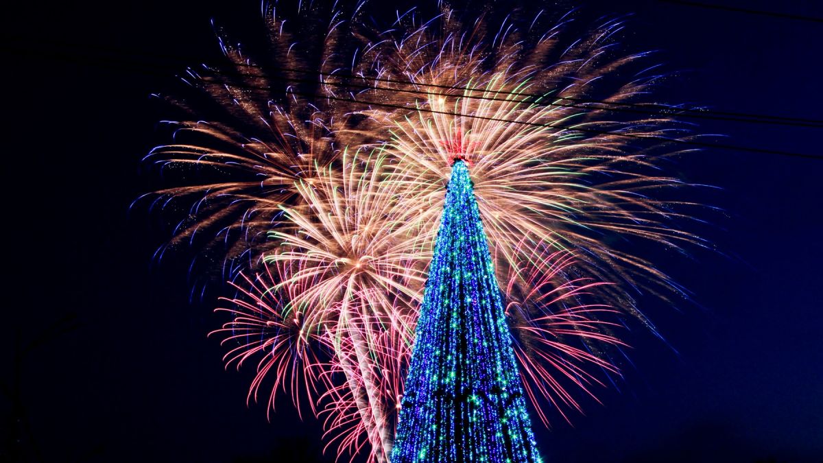 Елка и новогодний городок на площади Свободы в Барнауле 