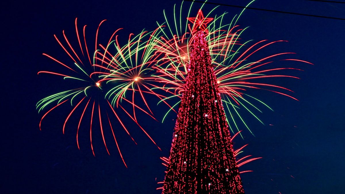 Елка и новогодний городок на площади Свободы в Барнауле 