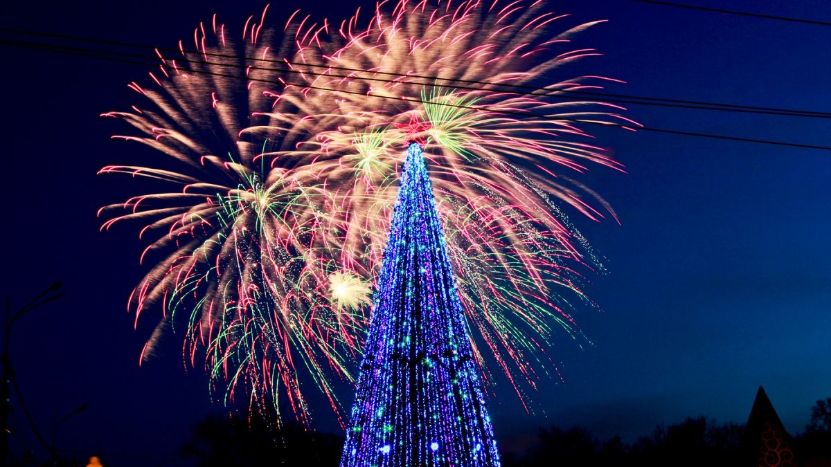 Елка и новогодний городок на площади Свободы в Барнауле 