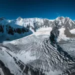 Фотограф показал, как выглядит ледник на склоне самой высокой горы Алтая. Фото