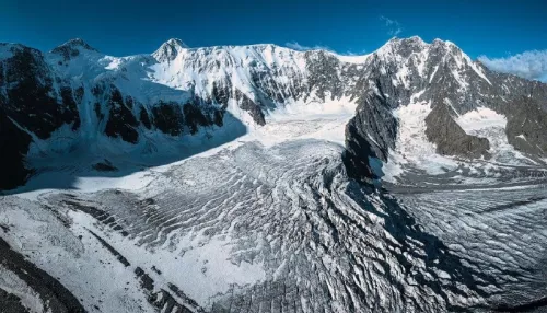 Фотограф показал, как выглядит ледник на склоне самой высокой горы Алтая. Фото