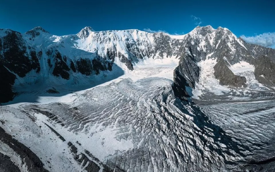 Фотограф показал, как выглядит ледник на склоне самой высокой горы Алтая. Фото