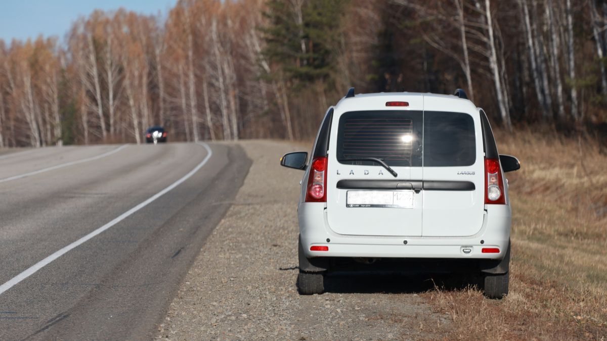 Автомобиль на обочине