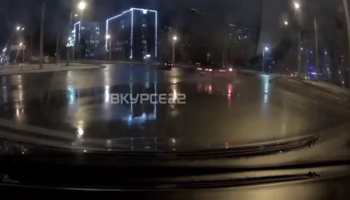 Отлетела в столб: два человека пострадали при столкновении иномарок в Барнауле. Видео