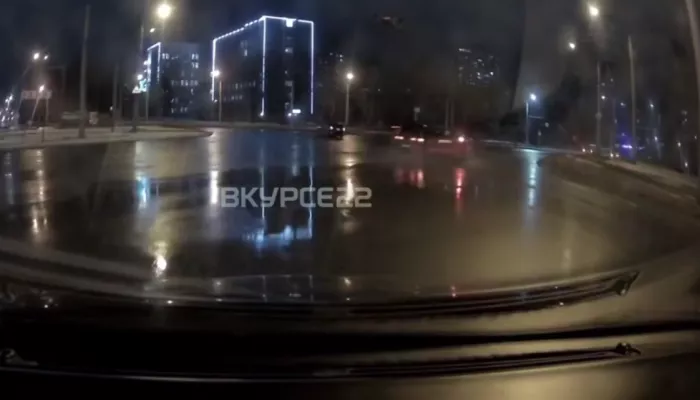 Отлетела в столб: два человека пострадали при столкновении иномарок в Барнауле. Видео