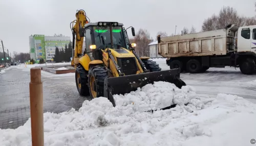 Дорожники усиленно борются со снегом и гололедом на улицах Барнаула