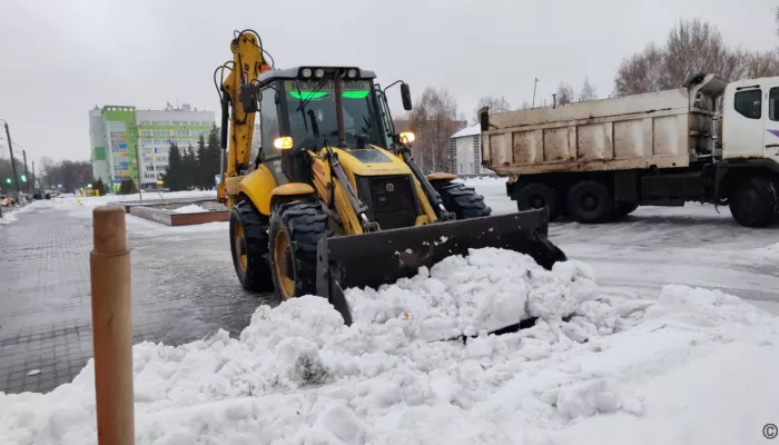 Дорожники усиленно борются со снегом и гололедом на улицах Барнаула